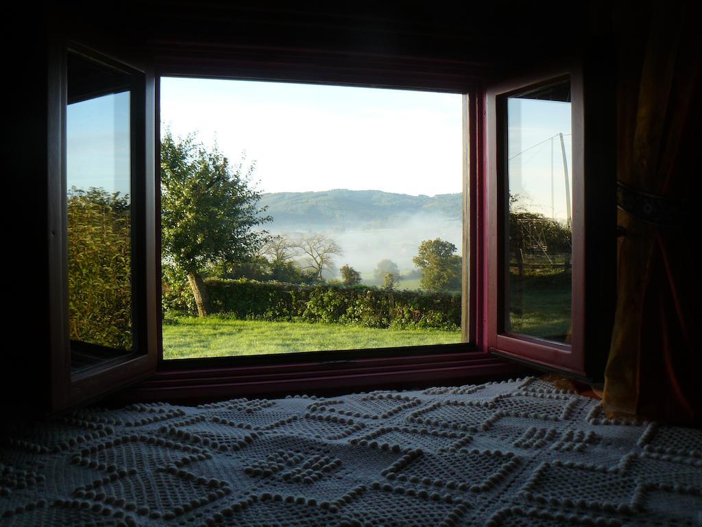 La Roulotte De La Fay Villa Dompierre-les-Ormes Room photo